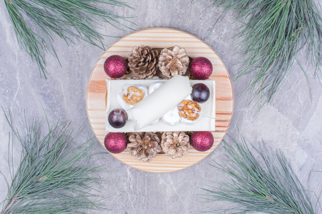糕点一片椰子蛋糕放在圣诞概念的木板上圣诞节厨房健康