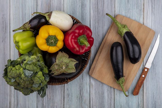 营养蔬菜的俯视图 如花椰菜 胡椒 篮子里的茄子和木制背景上带刀的砧板上的茄子西兰花观点新鲜