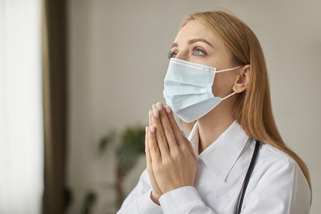 康复科维德康复中心女医生带着听诊器和医用面罩祈祷治疗祈祷疾病