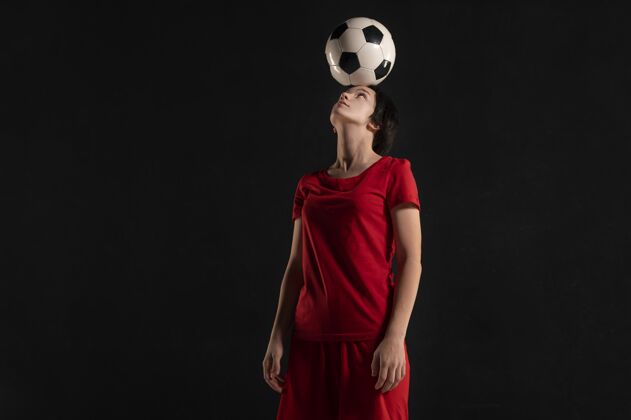 年轻人头上顶着足球的女人头球女人女人