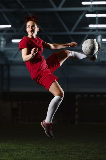 女子女足球运动员踢球足球制服运动年轻