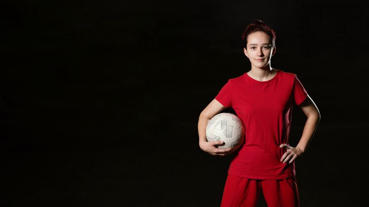 女子女足球运动员用球复制空间足球场运动青少年