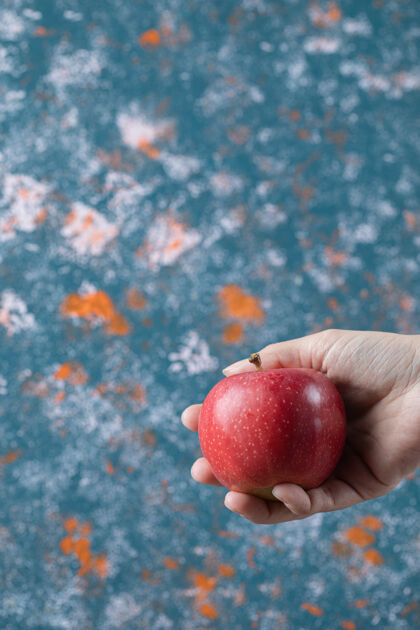 季节手里拿着红苹果的人产品艺术健康