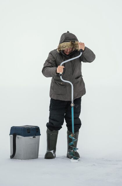 渔具准备在冰冻的湖里钓鱼的人活动诱饵装备