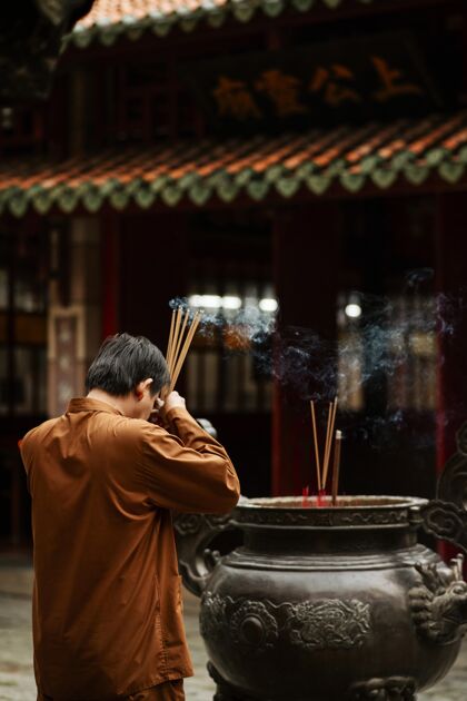 精神侧视图的宗教男子在寺庙与燃烧的香和复制空间亚洲人信仰教义