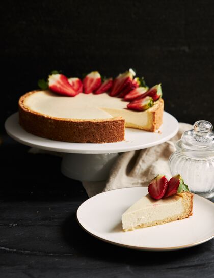 美味草莓芝士蛋糕在白色盘子上的垂直特写镜头美食奶油垂直