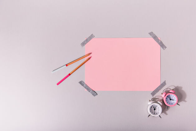 彩色粉红色的a4纸用银胶带粘在墙上剪刀桌面设备