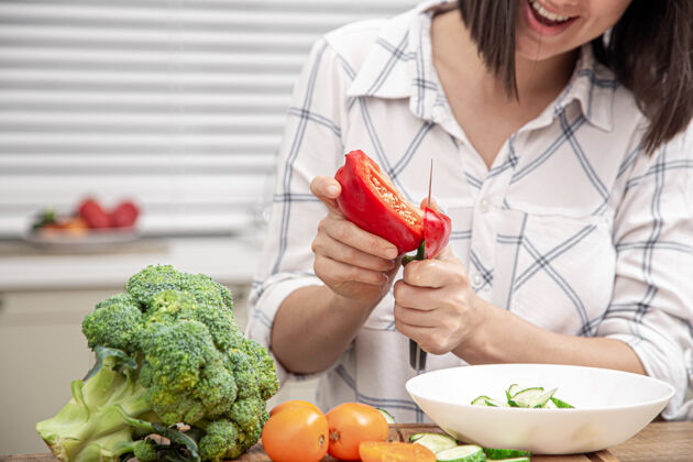 切割准备素食沙拉的过程饮食和健康食品的概念素食者健康蔬菜