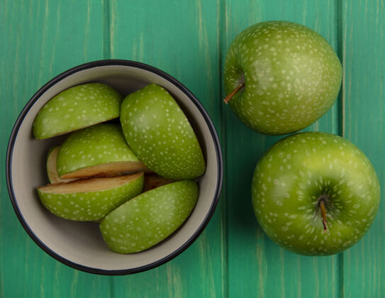 整个顶视图绿色苹果楔形碗与整个绿色背景苹果顶部视图