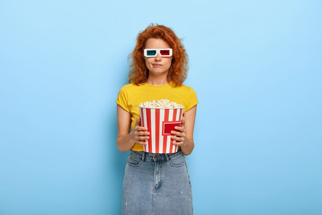 剧院年轻的红发女影迷看历史电影觉得无聊 就去电影院观众红发生姜