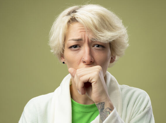 站有病的不健康的短发妇女站在光墙上咳嗽不适头发生病咳嗽