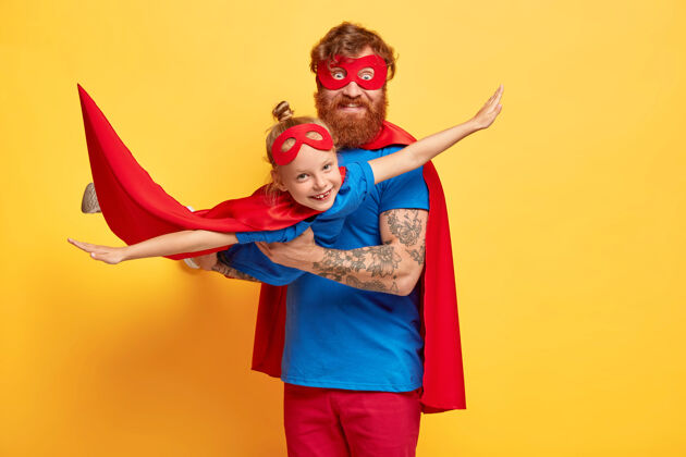 小快乐的爸爸和女儿玩超级英雄游戏女儿红发位置