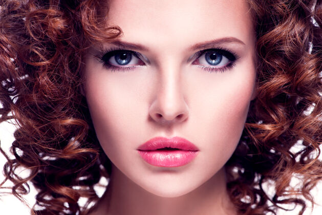 蓝眼睛美丽的黑发女人的特写肖像 明亮的妆容-白色隔离化妆年轻眼妆
