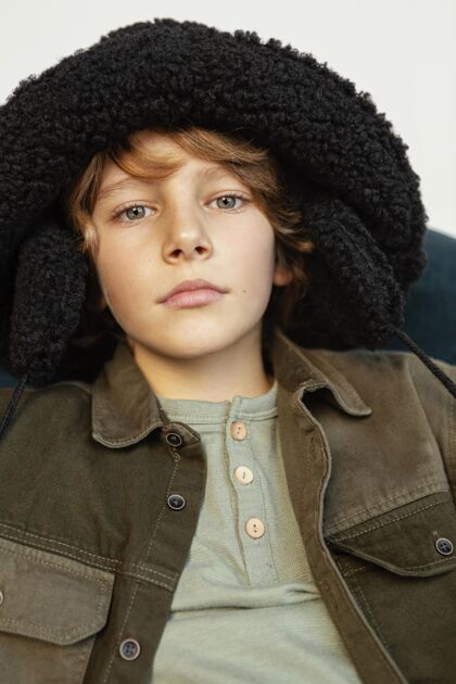 室内戴着冬天帽子的肖像男孩表情冬季帽子帽子