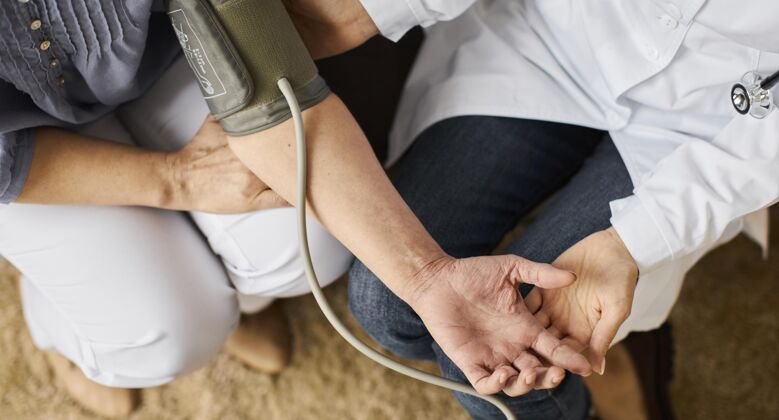妇女科维德康复中心女医生检查老年患者血压俯视图老年人俯视图平躺