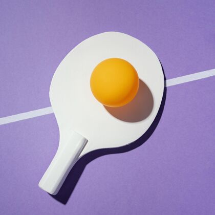 极简顶视图乒乓球拍上的黄色球运动乒乓球项目