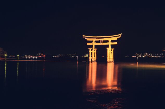 倒影夜晚照亮了日本宫城町的三岛浮桥门雕像古老传统