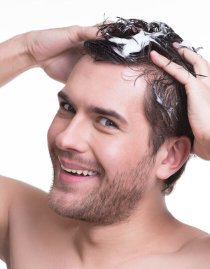 洗脸特写肖像年轻快乐微笑的男人用洗发水洗头-隔离在白色大笑胡茬胡须