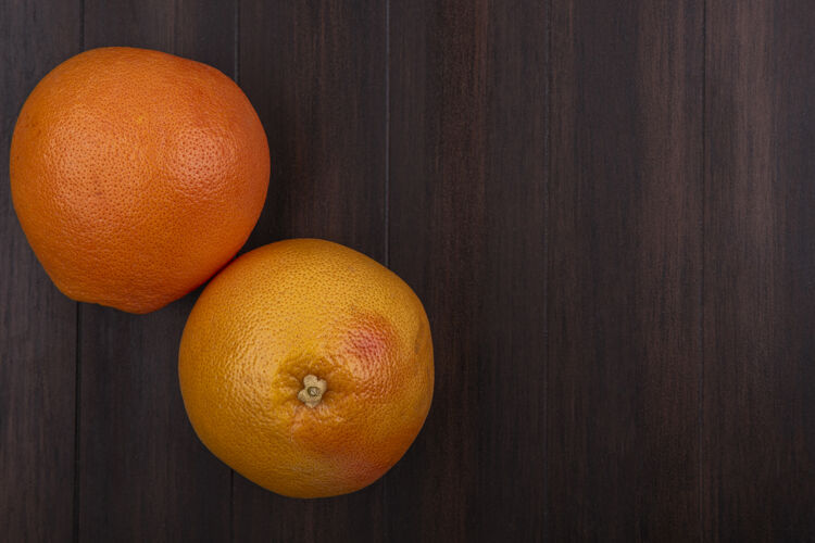 彩色顶视图复制空间木制背景上的橙色复制水果空间