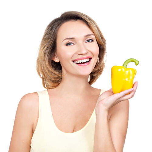 新鲜年轻健康微笑的女人拿着胡椒粉-孤立在白色上蔬菜年轻体重