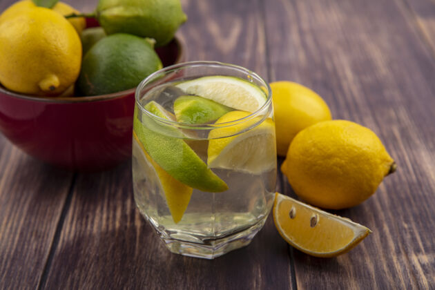 水正面图用柠檬和柠檬片在玻璃杯里排毒前面视图排毒