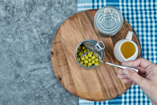 膳食在金属罐中浸泡绿豆 周围放橄榄油晚餐厨房餐厅
