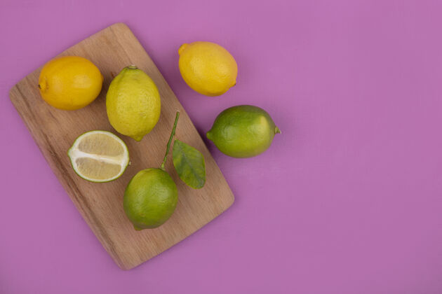 水果顶视图复制空间柠檬与柠檬在砧板上粉红色的背景空间粉红色复制