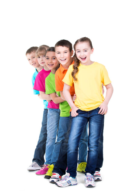 男孩一群穿着五颜六色t恤的快乐的孩子站在白色的墙上 彼此站在一起学校孩子友谊