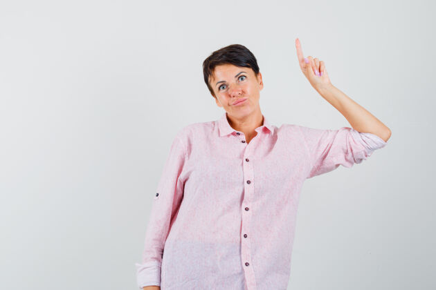 爆发女性指着粉色衬衫 看起来犹豫不决前视图治疗指点疾病