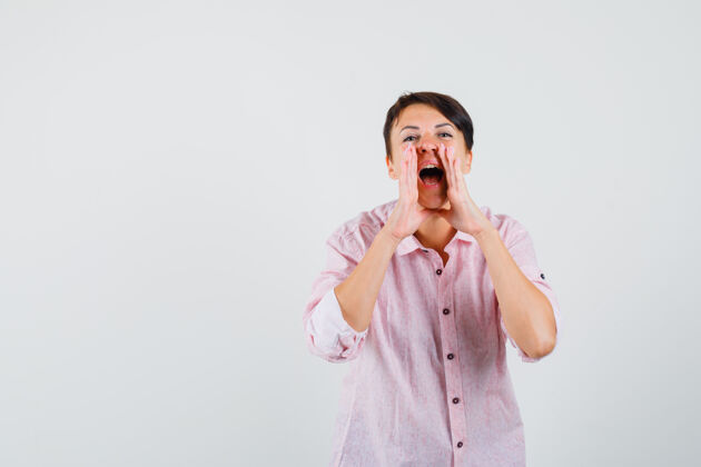 喊叫女性在粉色衬衫前视图中喊叫或宣布某事女人成年人疾病