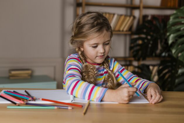 铅笔画像女孩在玩游戏家庭作业女孩