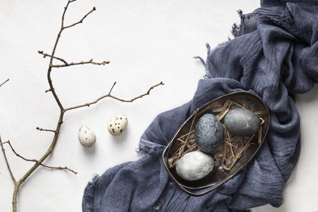 庆祝复活节彩蛋的顶视图 带布料和树枝复活节节日星期天