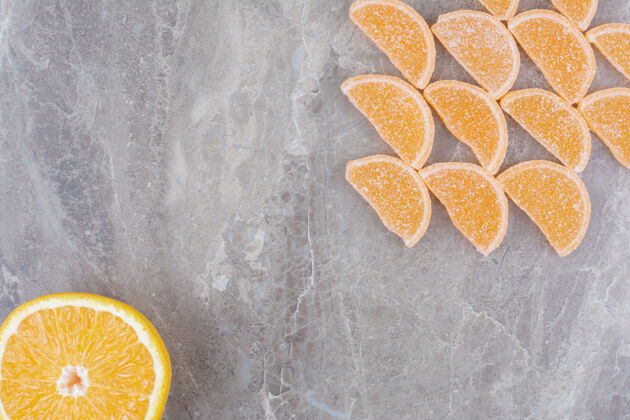 甜味大理石背景上的橙色甜甜的果酱糖食物大理石