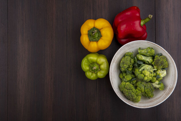 食物顶视图复制空间花椰菜在碗与甜椒在木制背景配料木材西兰花