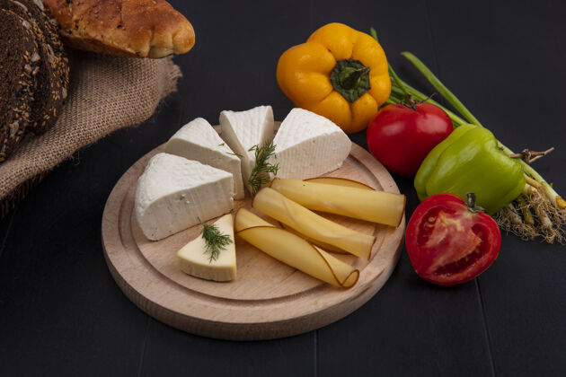 食物侧视图feta奶酪和西红柿甜椒和葱站在一个黑色的背景架子西红柿羊奶