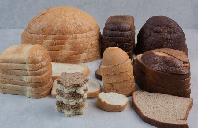 切片白色背景上的各种新鲜面包片糕点面包面包
