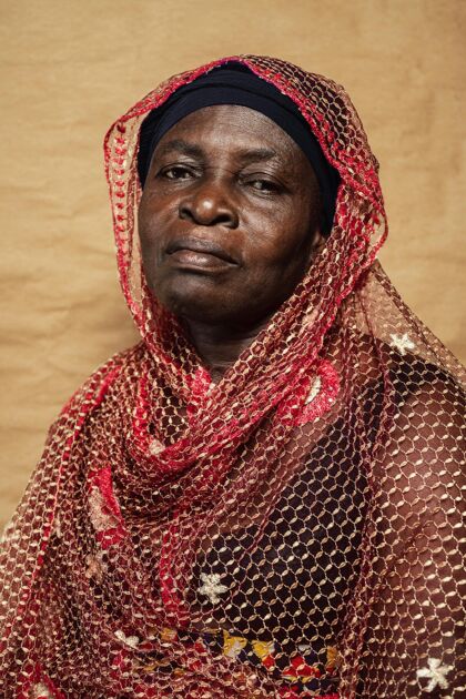 非裔美国人穿着传统服装的非洲老妇人人肖像部落
