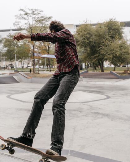 成人在城市公园户外玩滑板的人爱好城市娱乐