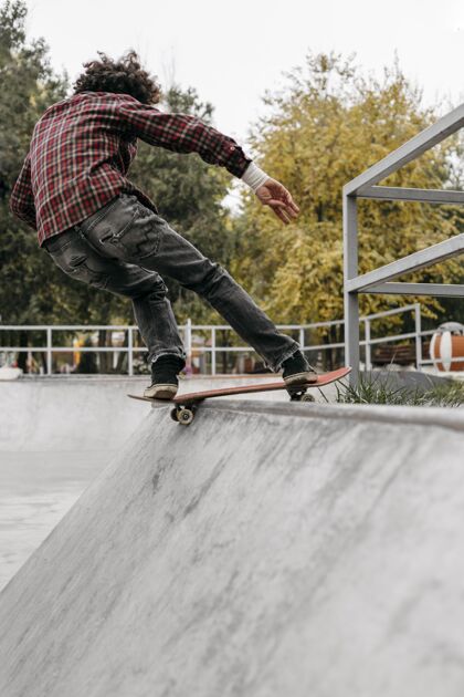 垂直在公园玩滑板的人成人公园城市