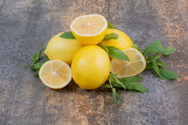 酸三个新鲜的柠檬和一片大理石空间食品健康水果