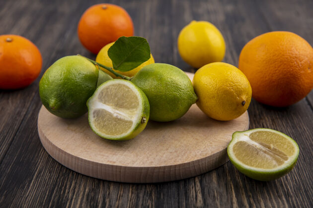 橘子前视图柠檬与柠檬的立场与橙色的木制背景食物架子风景