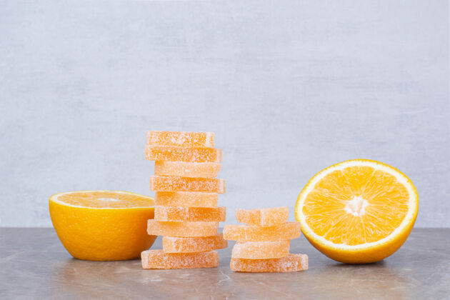 柑橘新鲜的橘子片和甜甜的果酱放在大理石背景上果酱大理石新鲜