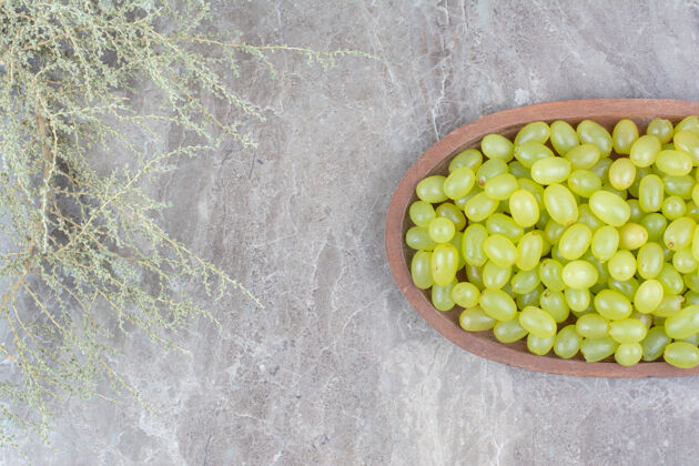 植物一束绿色的葡萄放在木碗里自然碗水果