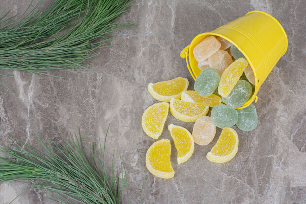果酱黄色的桶 大理石背景上有糖果酱黄的甜的果冻