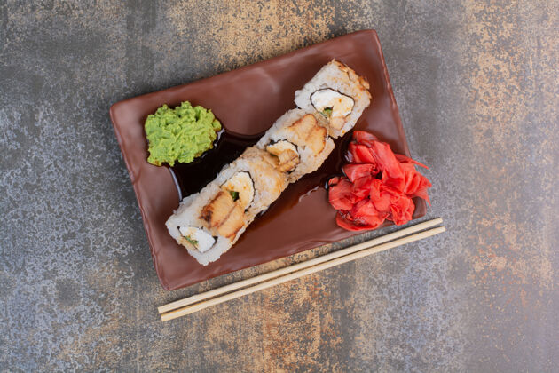 美味的一套美味的寿司用筷子和姜放在大理石空间姜卷鲜亮的