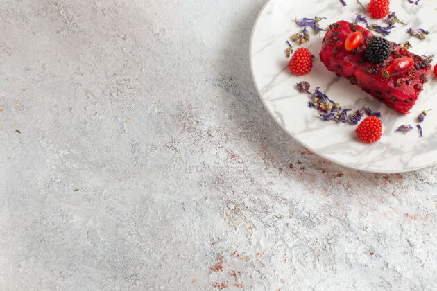 生的俯瞰美味的蛋糕片 白色背景上有奶油和新鲜的浆果 烤饼干蛋糕糖甜派水果视图天气雪