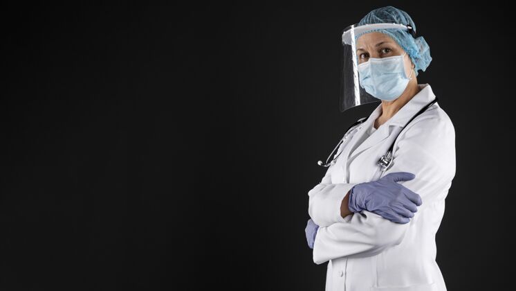 佩戴女医生戴着大流行医疗器械护理流行病保健