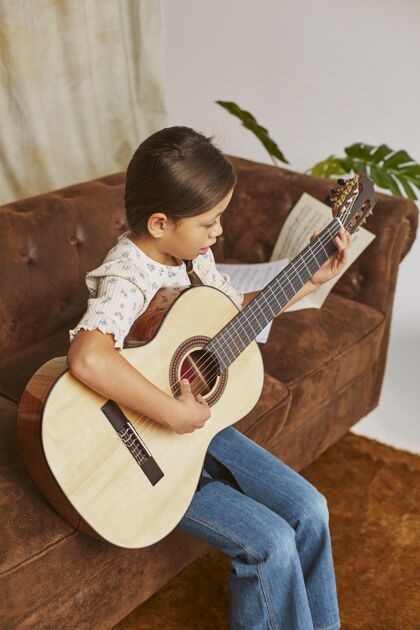 课程小女孩在家学吉他艺术学习乐器