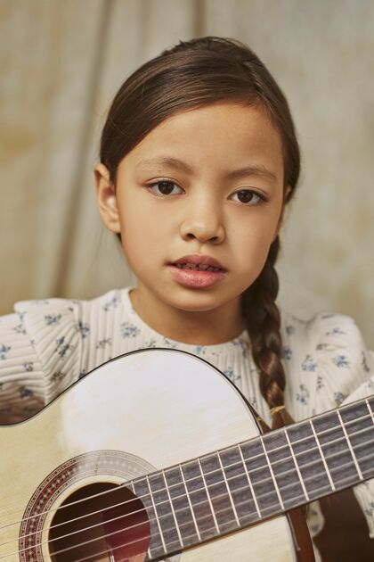 小小女孩在家学吉他年轻女孩课