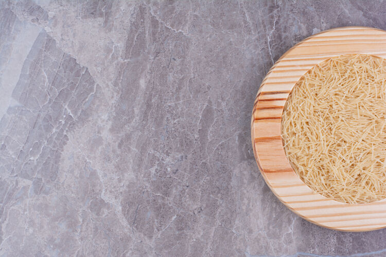 餐具放在大理石上的木盘里的米饭产品咖啡馆质量